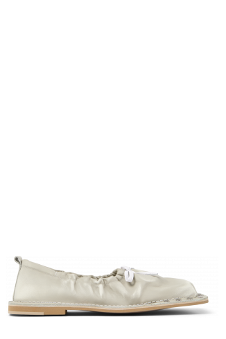 Side view of MENOSMAL BEIGE-WHITE