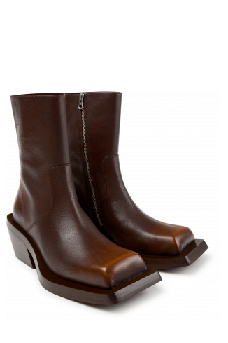 Front view of QUETAL BROWN