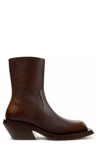 Side view of QUETAL BROWN