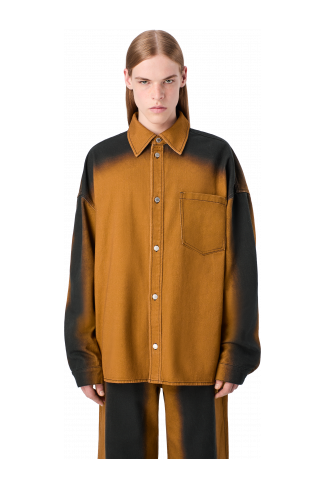 SPRAY PRINT DENIM SHIRT Camisa texana de color terracota estampada amb efecte d’esprai