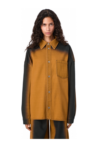 SPRAY PRINT DENIM SHIRT Camisa texana de color terracota estampada amb efecte d’esprai