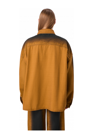 SPRAY PRINT DENIM SHIRT Camisa texana de color terracota estampada amb efecte d’esprai