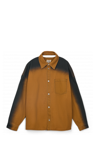 SPRAY PRINT DENIM SHIRT Camisa texana de color terracota estampada amb efecte d’esprai