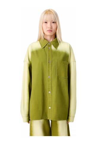 SPRAY PRINT DENIM SHIRT Camisa texana de color verd estampada amb un efecte d’esprai