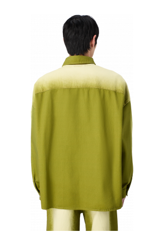 SPRAY PRINT DENIM SHIRT Camisa texana de color verd estampada amb un efecte d’esprai