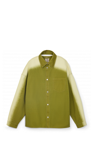 SPRAY PRINT DENIM SHIRT Camisa texana de color verd estampada amb un efecte d’esprai