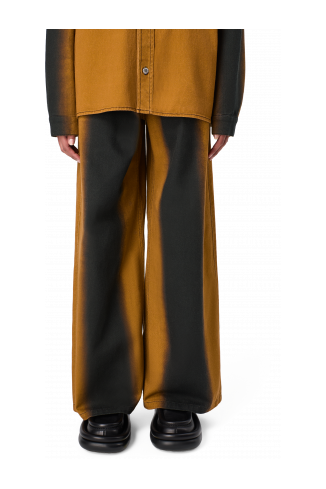 SPRAY PRINT DENIM JEANS Texans bootcut de color terracota estampat amb un efecte d’esprai