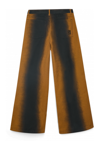 SPRAY PRINT DENIM JEANS Bootcut-Jeans in Terrakotta mit Print in Spray-Optik