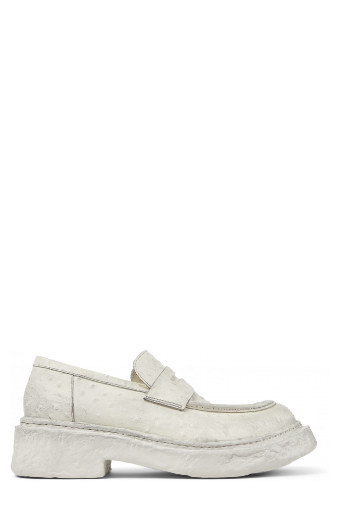 Side view of VAMONOS WHITE