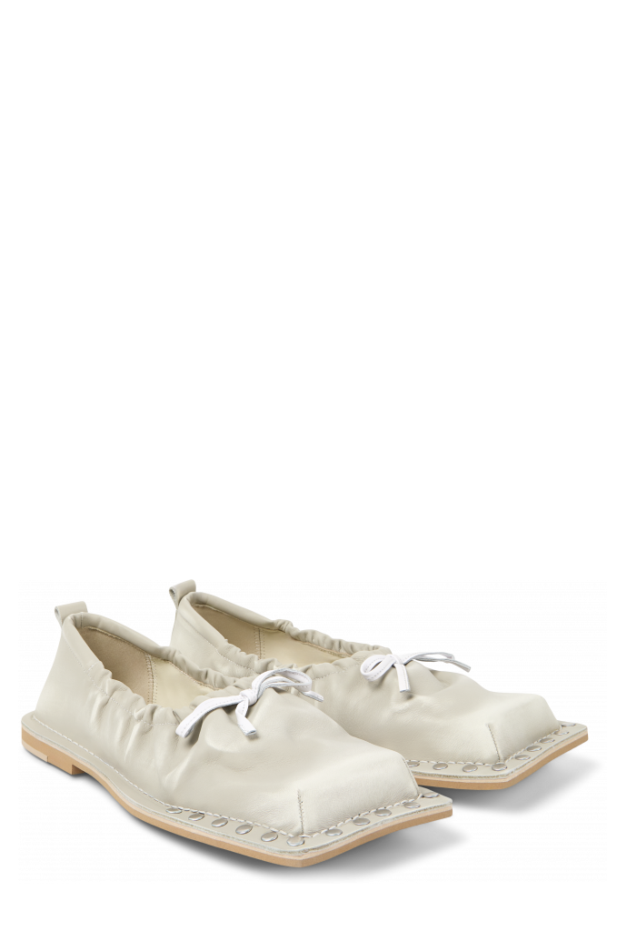 Front view of MENOSMAL BEIGE-WHITE