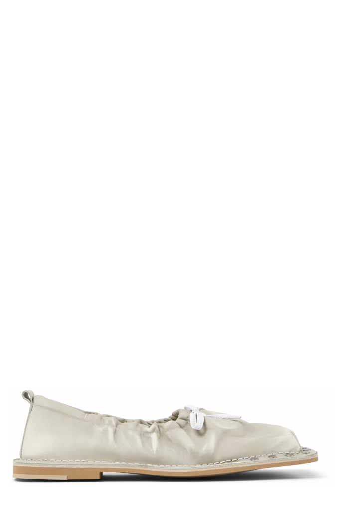 Side view of MENOSMAL BEIGE-WHITE