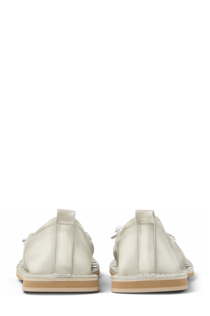 Back view of MENOSMAL BEIGE-WHITE