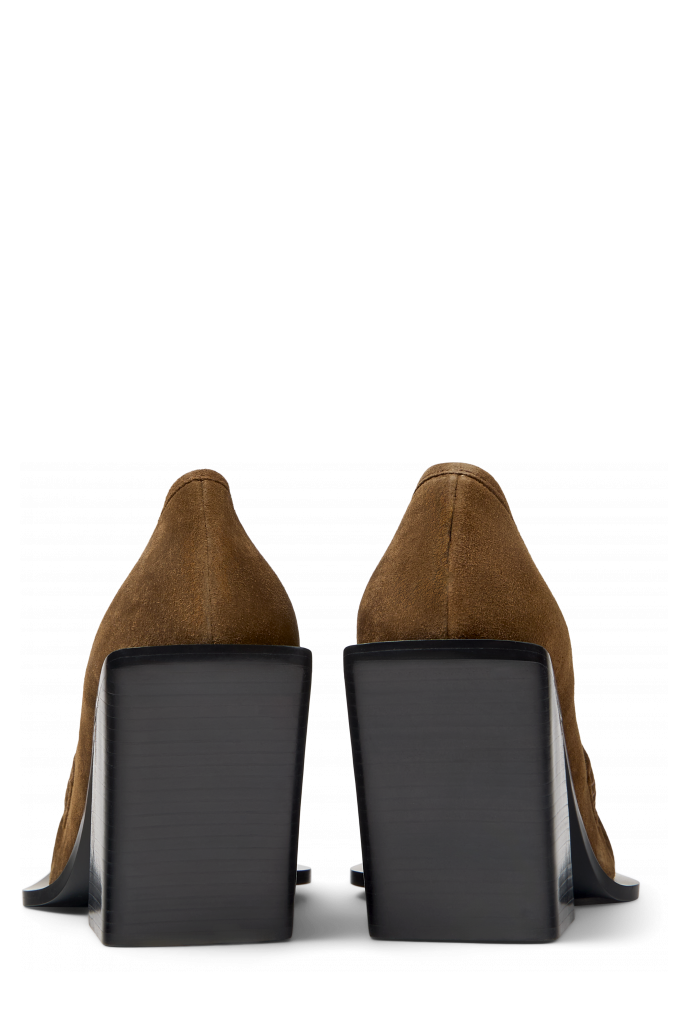 Back view of ESCANDALO BROWN