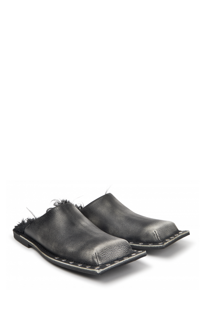 Front view of MENOSMAL BLACK