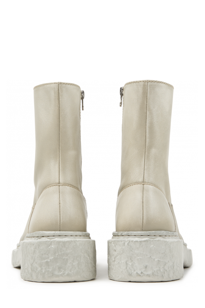Back view of VAMONOS BEIGE-WHITE
