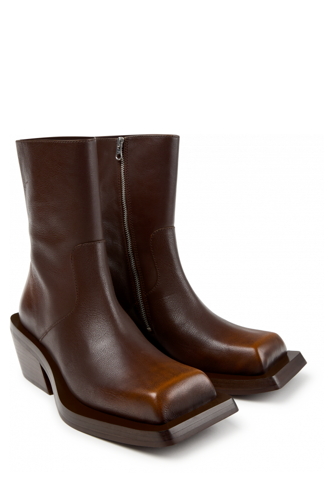 Front view of QUETAL BROWN
