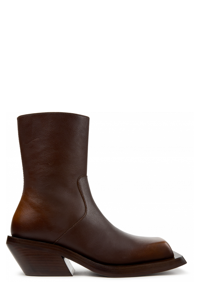 Side view of QUETAL BROWN