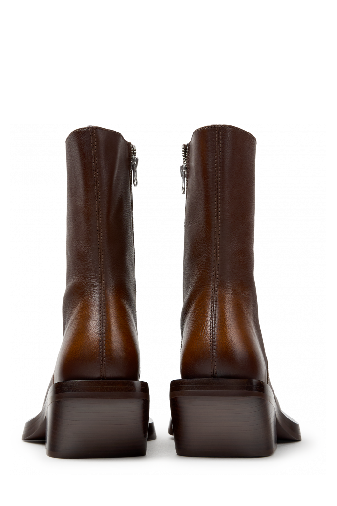 Back view of QUETAL BROWN