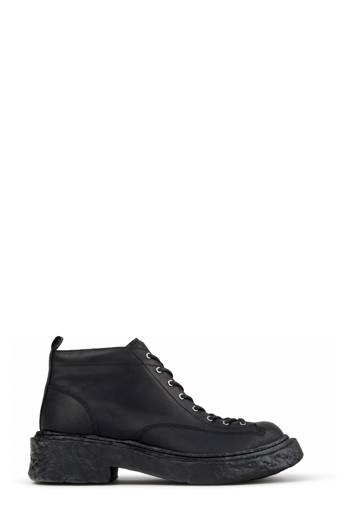 Side view of VAMONOS BLACK