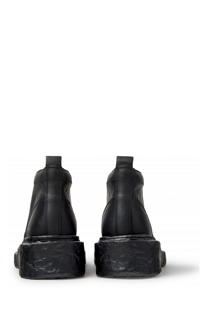 Back view of VAMONOS BLACK