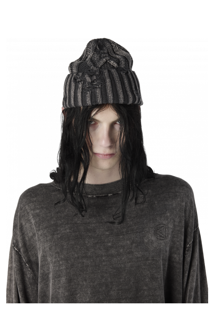 DISTRESSED CABLE KNIT BEANIE BLACK