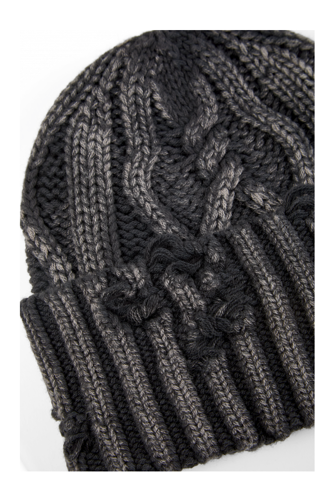 DISTRESSED CABLE KNIT BEANIE BLACK