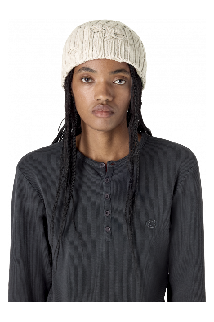 DISTRESSED CABLE KNIT BEANIE BLANC TRENCAT