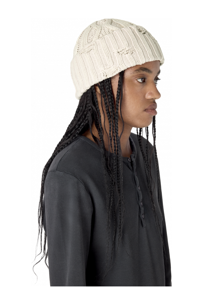 DISTRESSED CABLE KNIT BEANIE BLANC TRENCAT