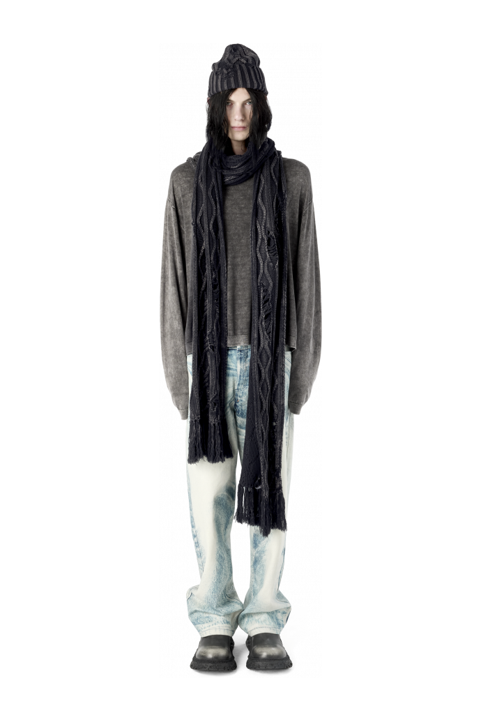 DISTRESSED CABLE KNIT SCARF BLACK