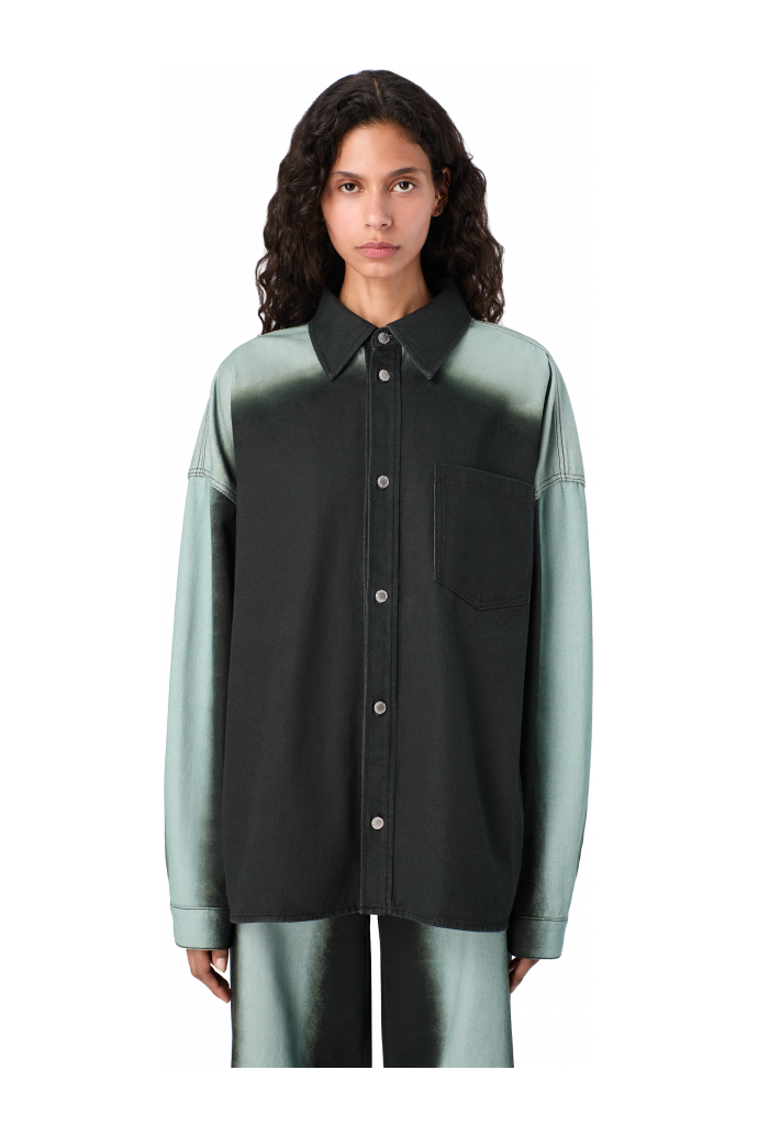 SPRAY PRINT DENIM SHIRT Camisa texana de color negre estampada amb un efecte d’esprai