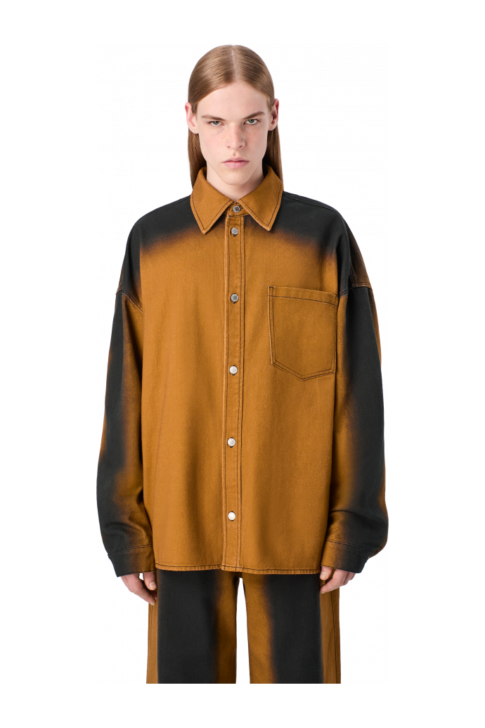 SPRAY PRINT DENIM SHIRT Camisa texana de color terracota estampada amb efecte d’esprai