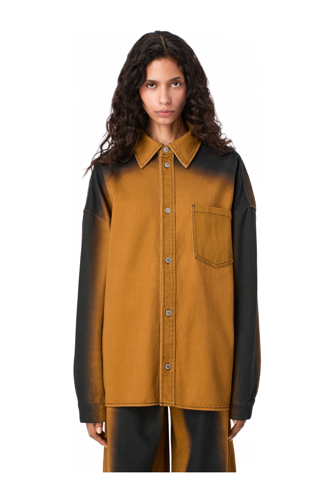 SPRAY PRINT DENIM SHIRT Camisa texana de color terracota estampada amb efecte d’esprai