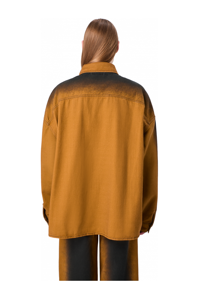 SPRAY PRINT DENIM SHIRT Camisa texana de color terracota estampada amb efecte d’esprai