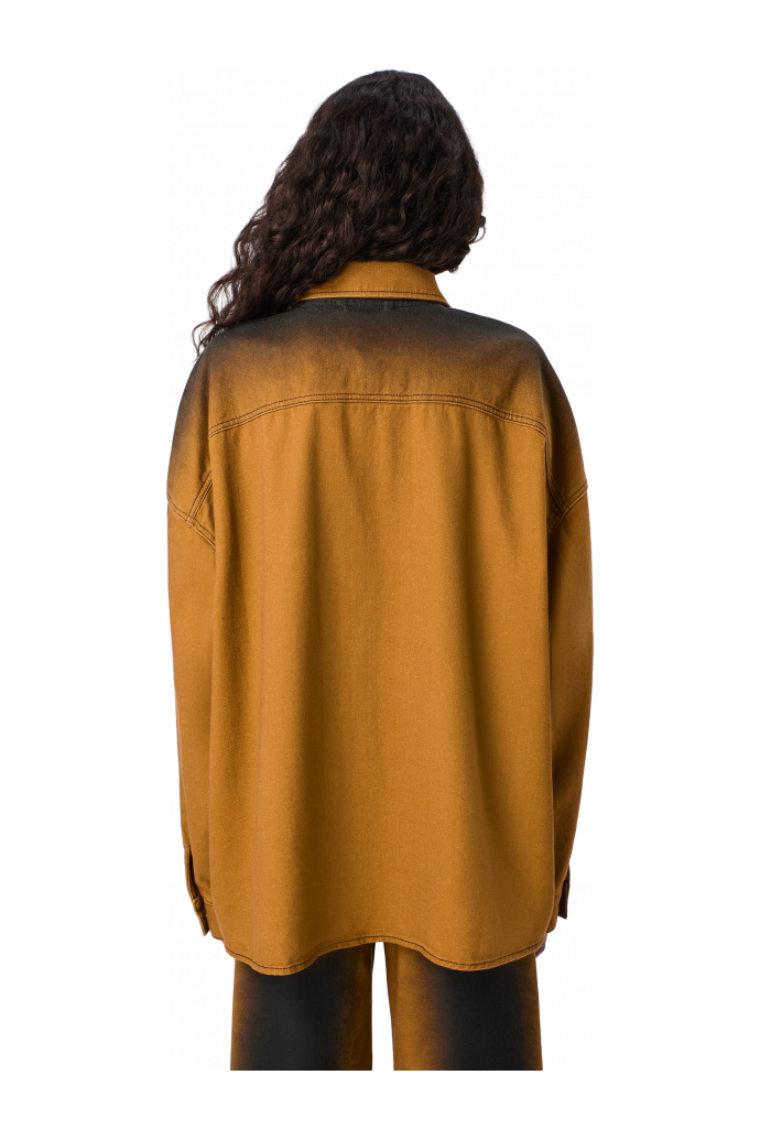 SPRAY PRINT DENIM SHIRT Camisa texana de color terracota estampada amb efecte d’esprai