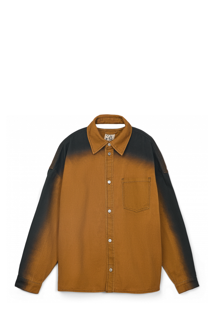 SPRAY PRINT DENIM SHIRT Camisa texana de color terracota estampada amb efecte d’esprai