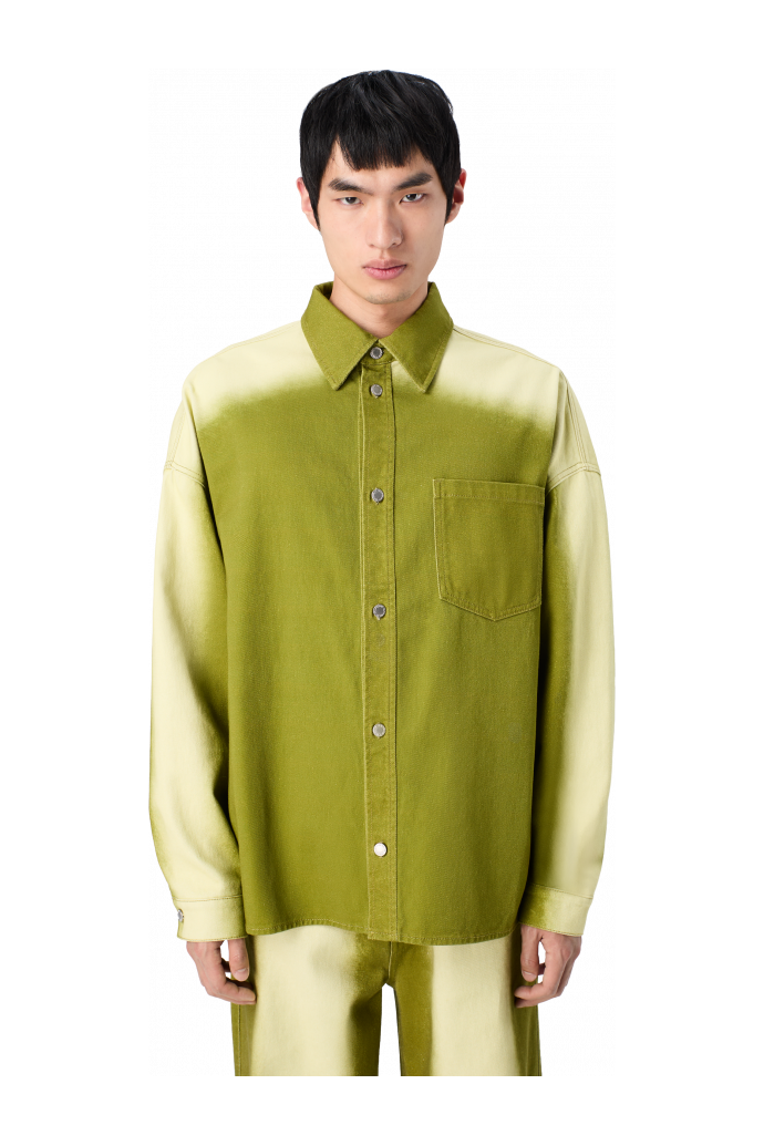 SPRAY PRINT DENIM SHIRT Camisa texana de color verd estampada amb un efecte d’esprai