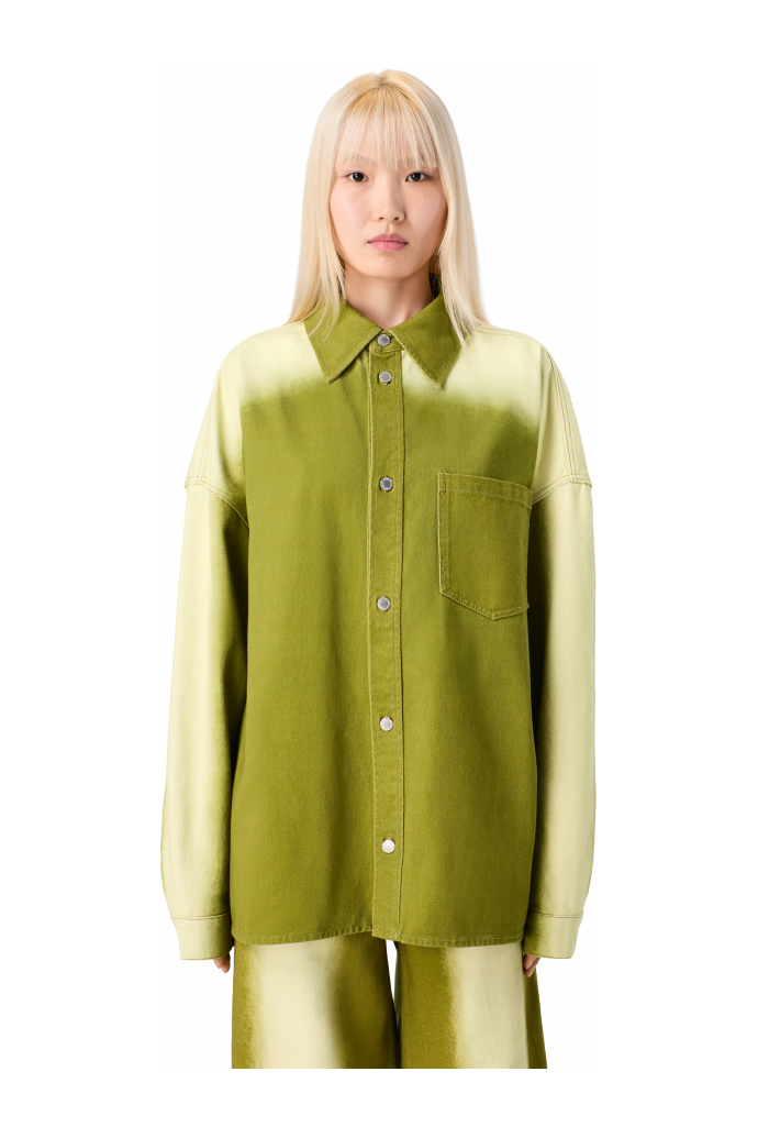 SPRAY PRINT DENIM SHIRT Camisa texana de color verd estampada amb un efecte d’esprai