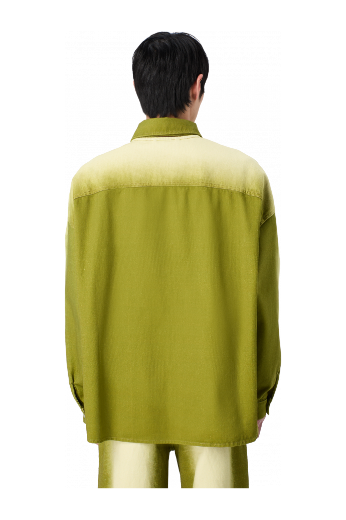 SPRAY PRINT DENIM SHIRT Camisa texana de color verd estampada amb un efecte d’esprai