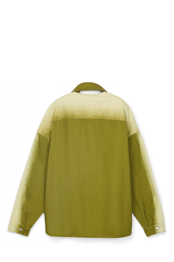 SPRAY PRINT DENIM SHIRT Camisa texana de color verd estampada amb un efecte d’esprai