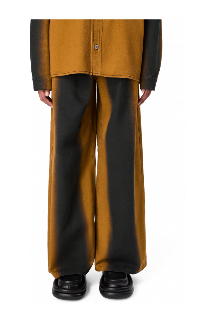 SPRAY PRINT DENIM JEANS Texans bootcut de color terracota estampat amb un efecte d’esprai