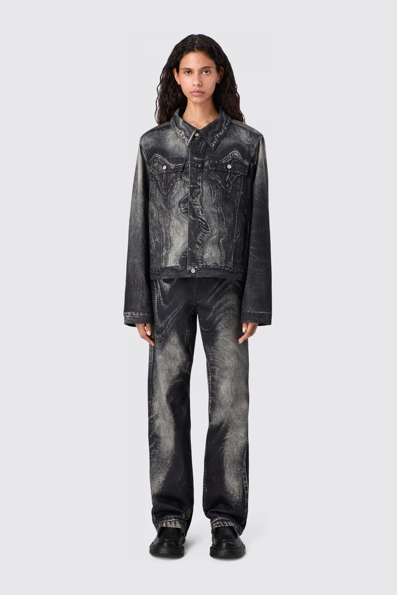 DISTORTED PRINT DENIM JACKET Jeansjacke in Grau und Schwarz
