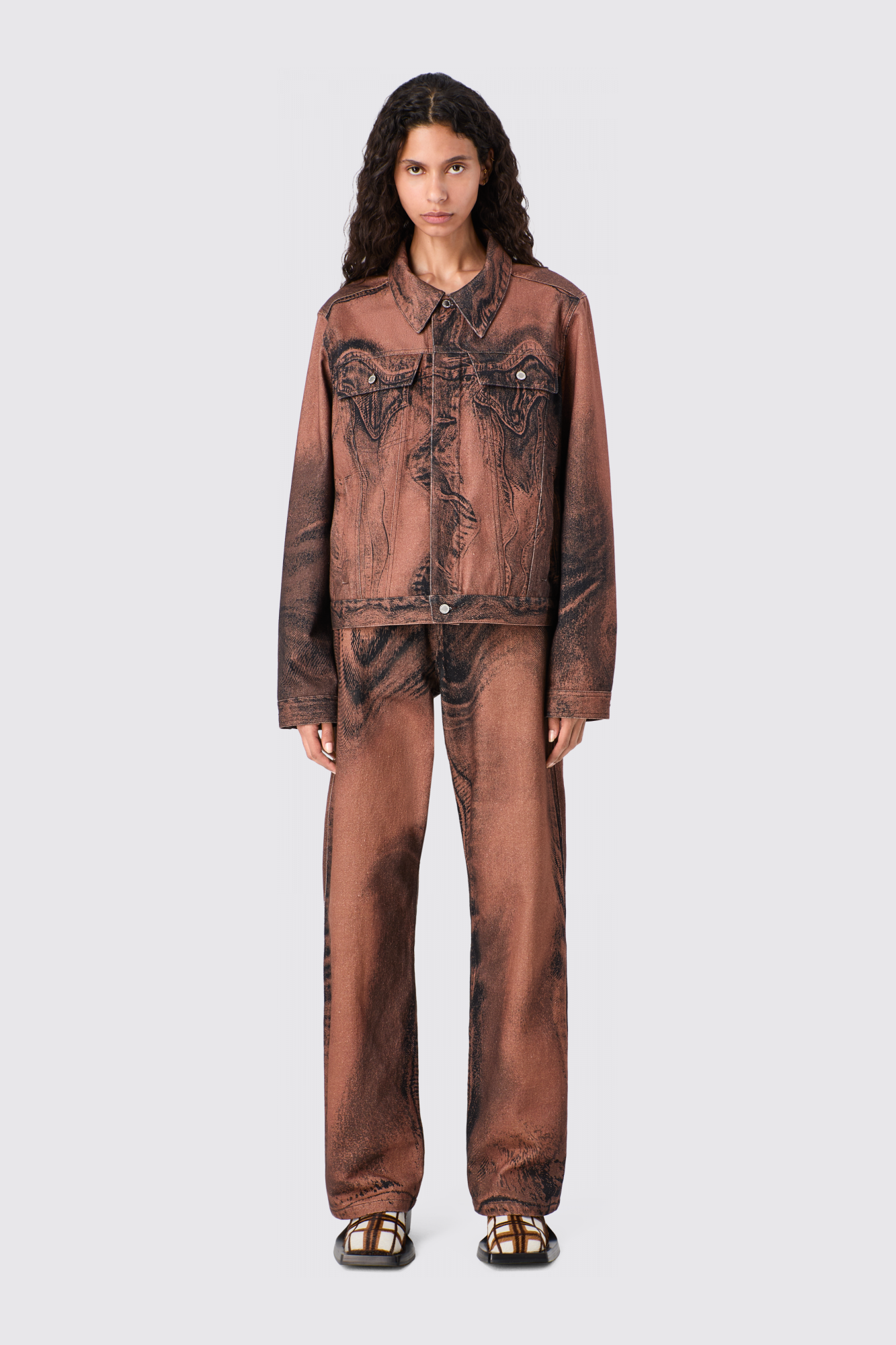 DISTORTED PRINT DENIM JEANS Jeans in Braun und Schwarz