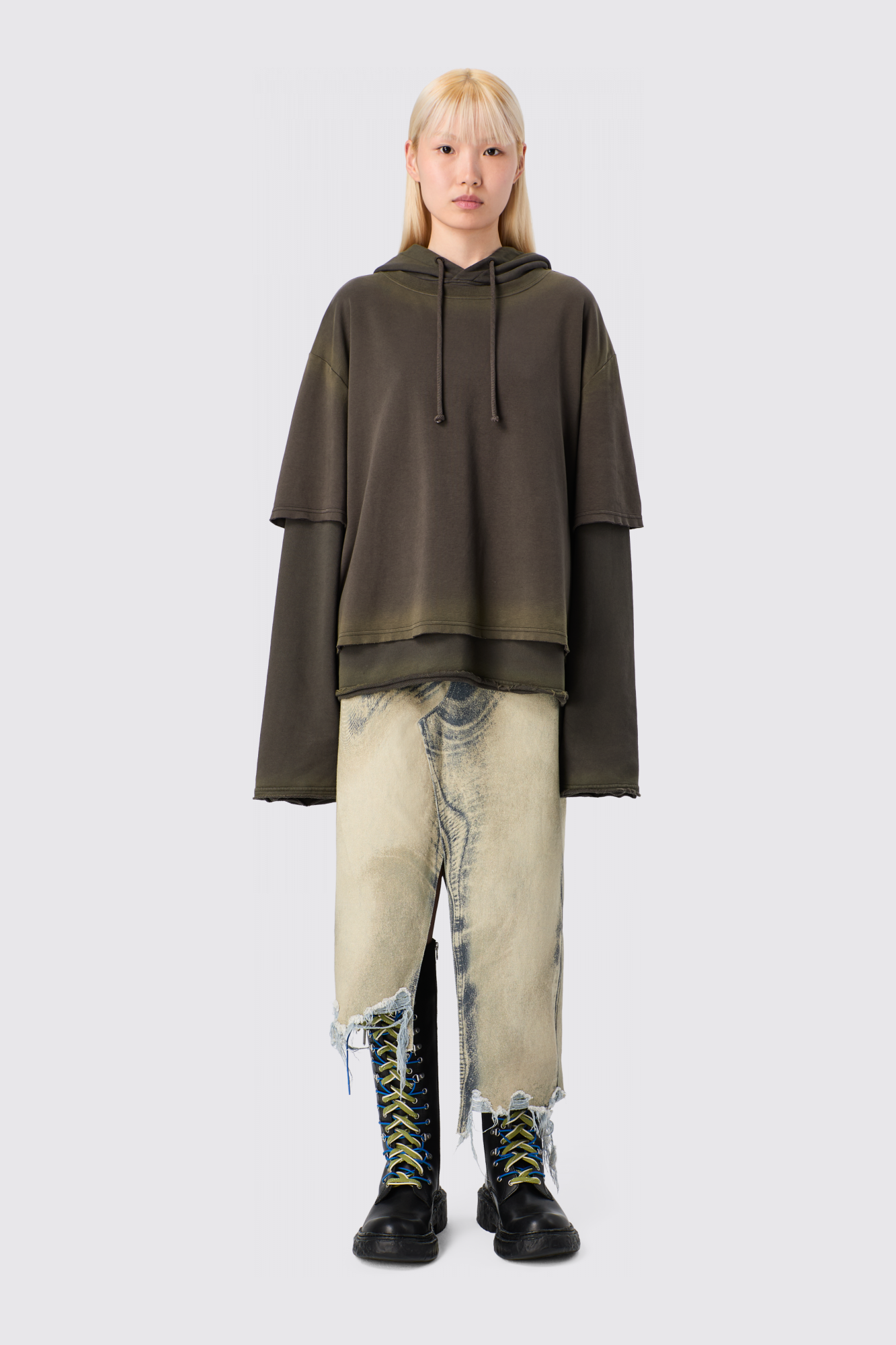 DISTORTED PRINT DENIM SKIRT Asymmetrischer Jeansrock in Sand und Schwarz